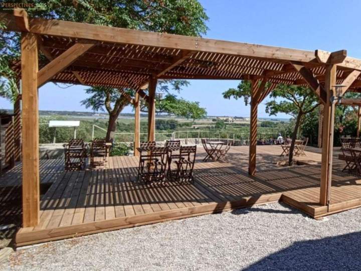 Une structure sur mesure pour embellir votre extérieur