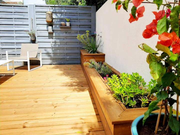 Une belle terrasse en bois pour sublimer votre jardin